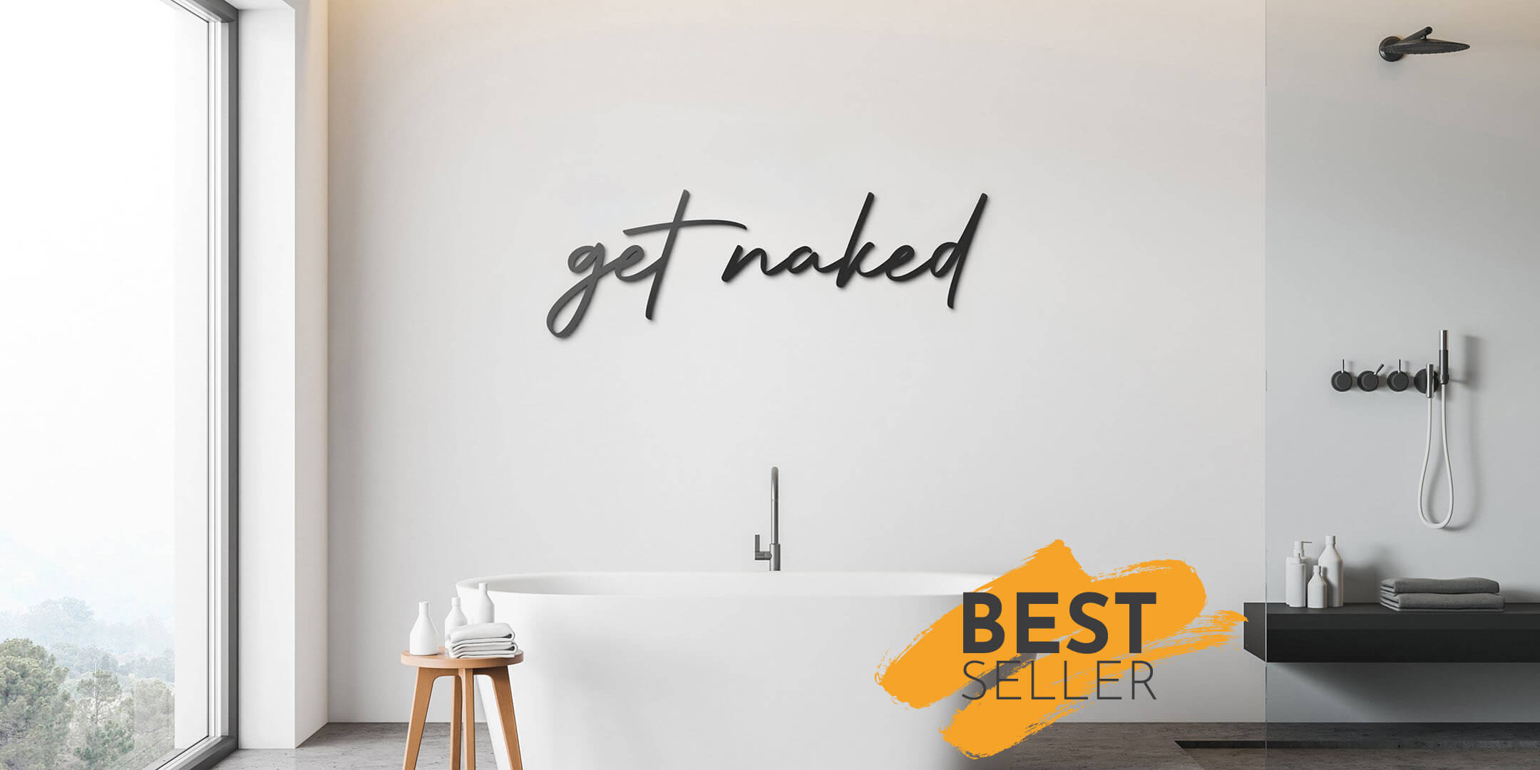 Meine Wanddeko Wanddekoration Mesi get naked in einem Schwarz Weißen Badezimmer an der Wand über einer freistehenden Badewanne