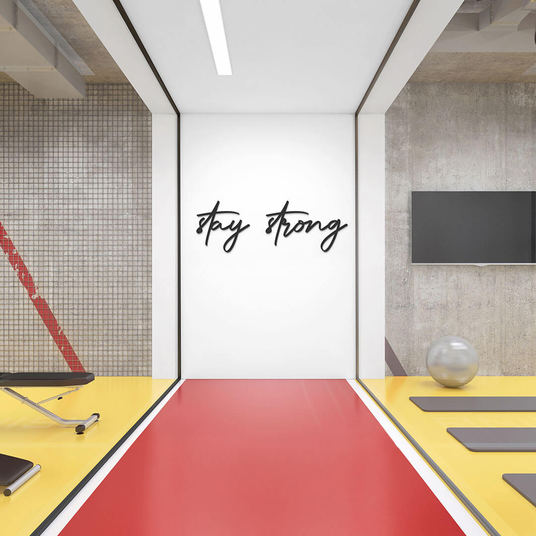 Wanddekoration Mesi Stay Strong an einer Wand in einem Fitness Studio oder Home Gym