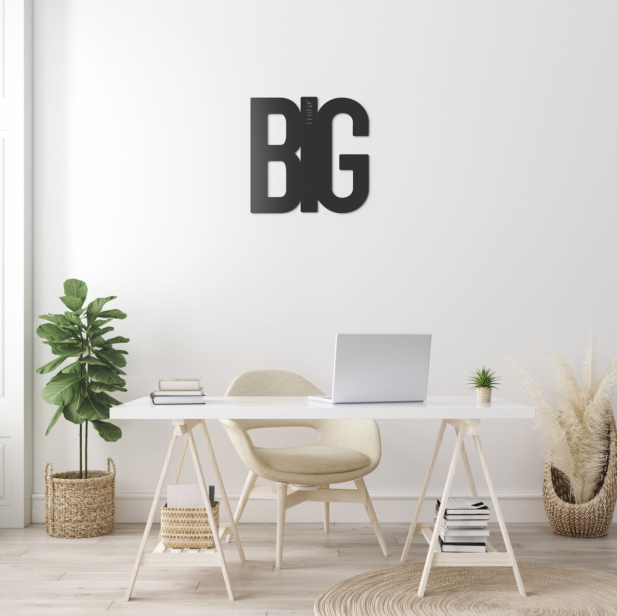 Mesi Think Big in einem hellen Arbeitszimmer ueber einem Arbeitsplatz