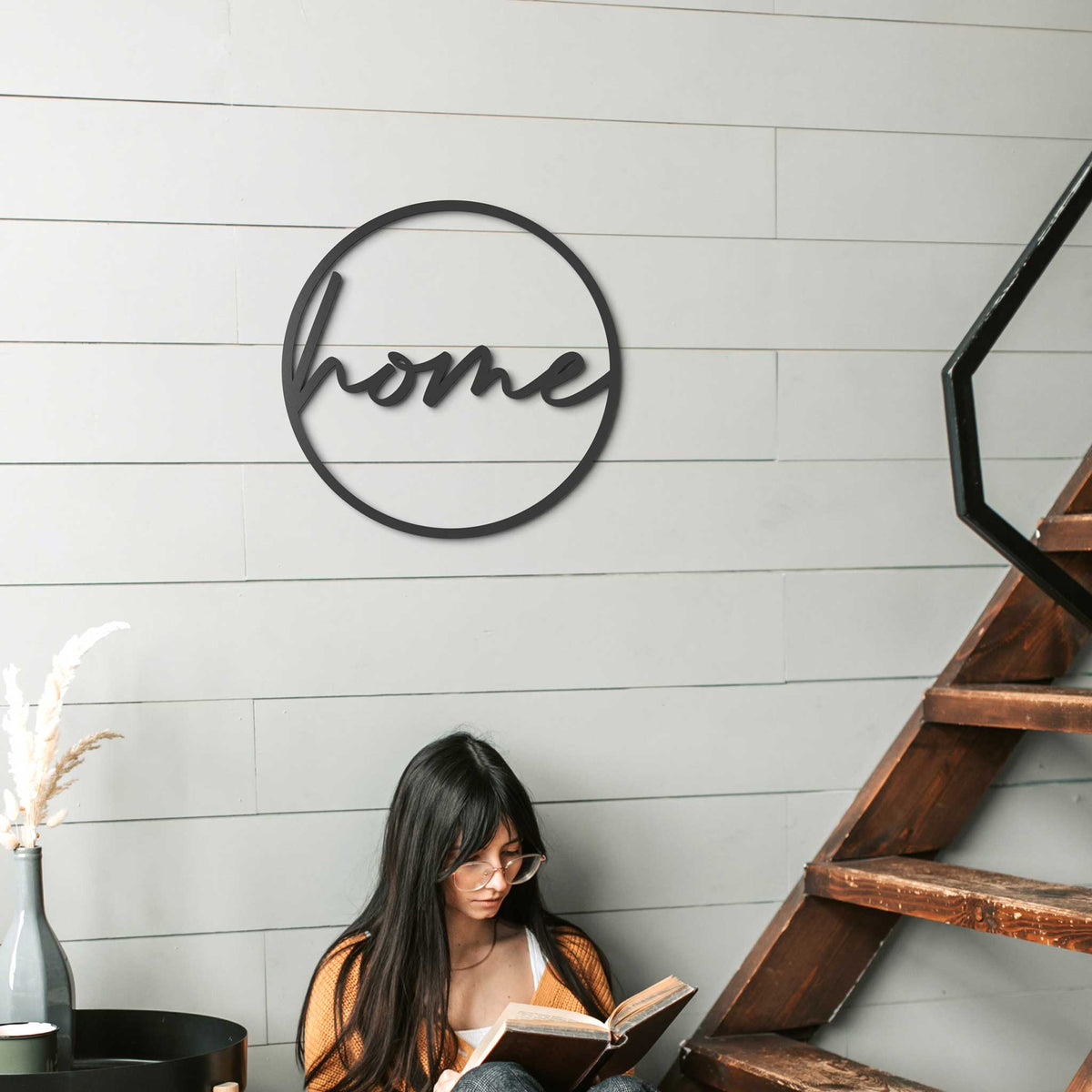 Mederi Home Wanddeko im Flur mit huebscher Frau die liest