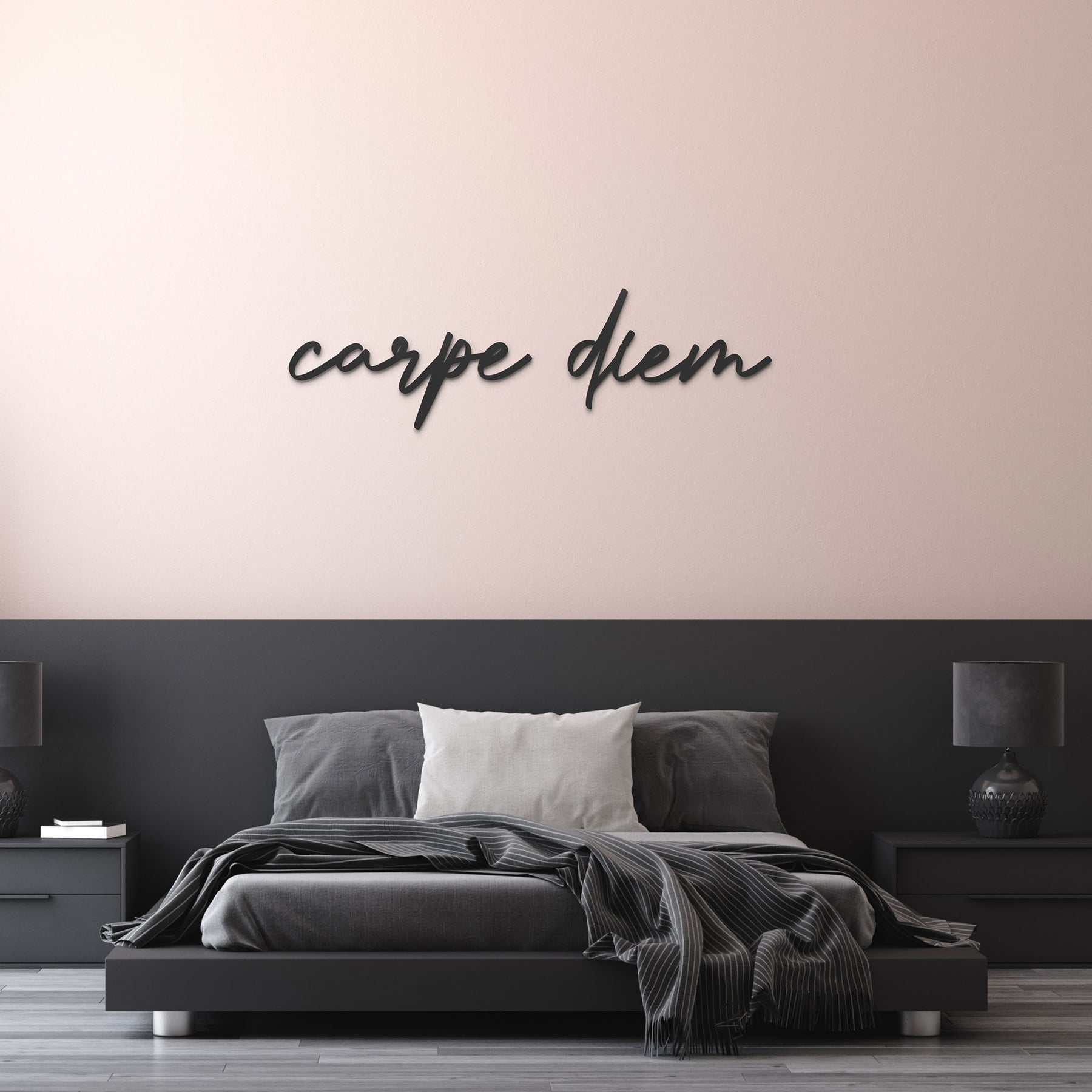 Mesi Carpe Diem in stillvollem Schlafzimmer das Schwarz Rosa eingerichtet ist