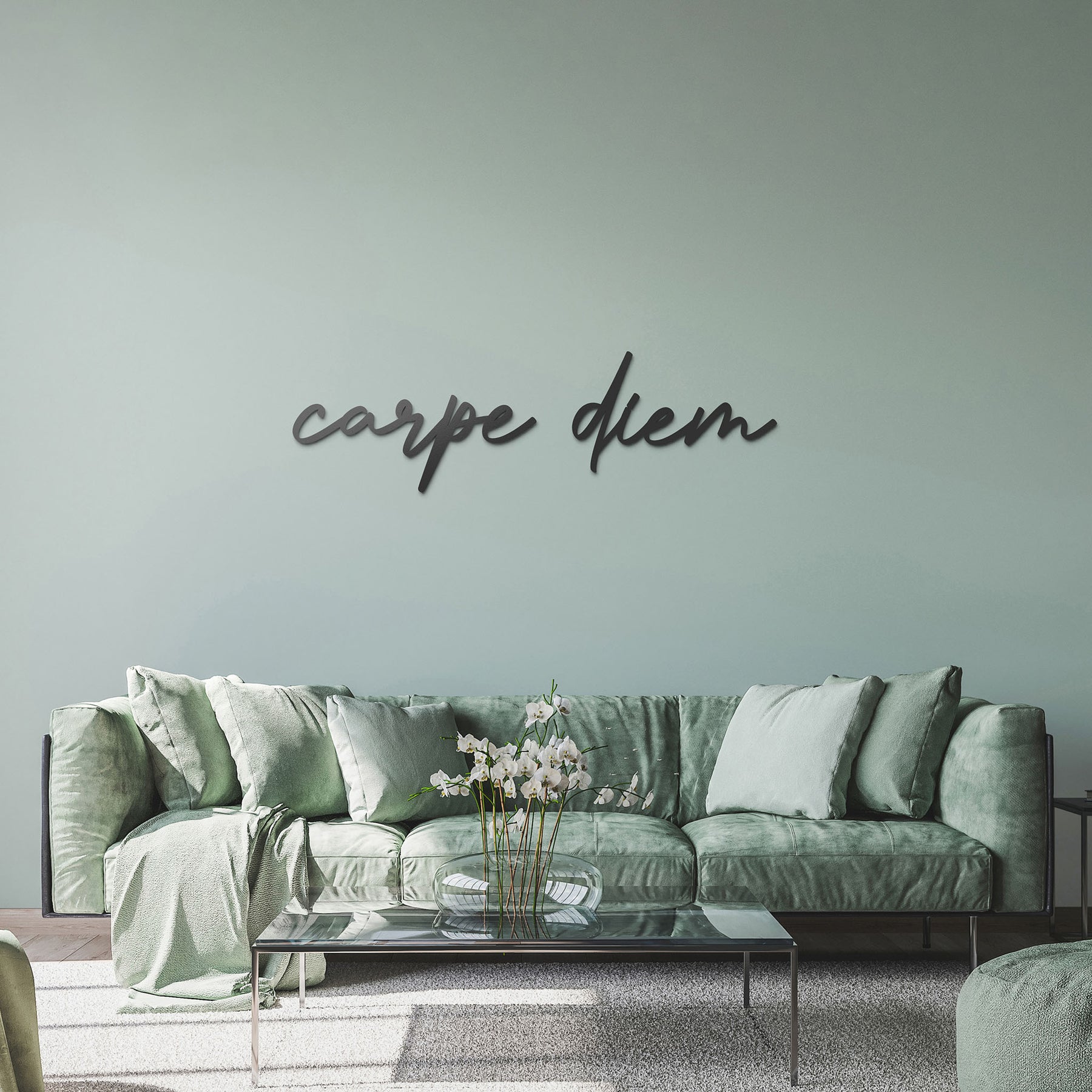 Mesi Carpe Diem in grün schwarzem Wohnzimmer das minimalistisch eingerichtet ist