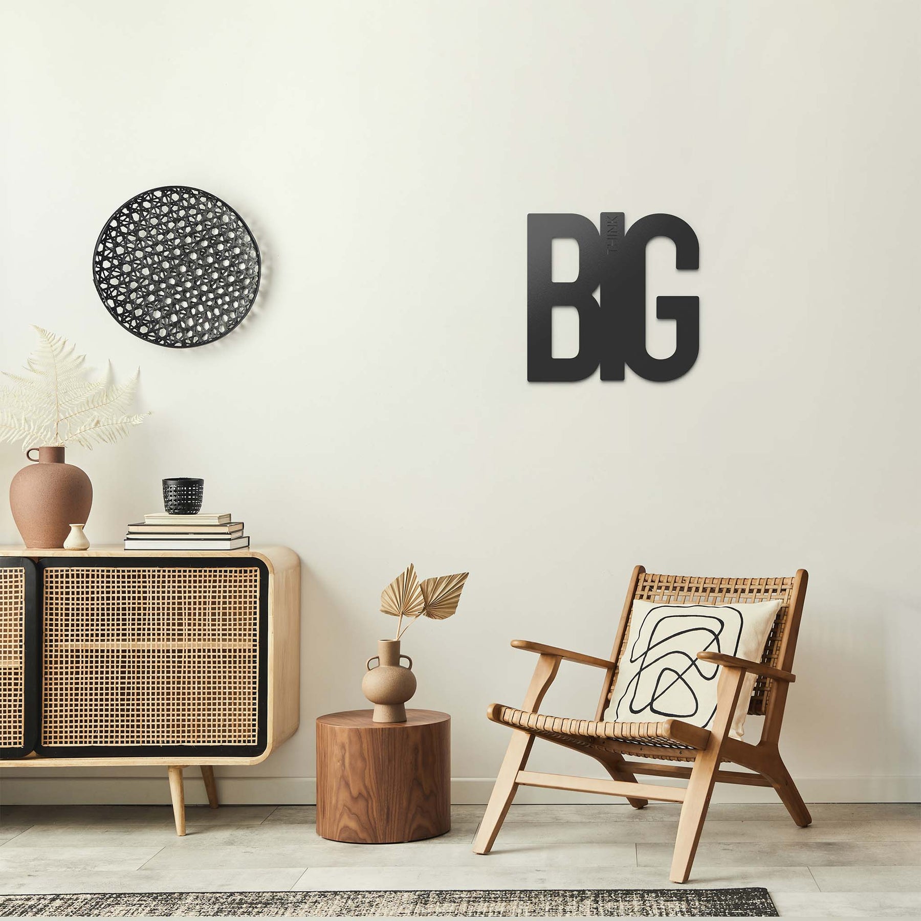 Mesi Think Big Wanddeko in einem Wohnzimmer mit Holzoptik
