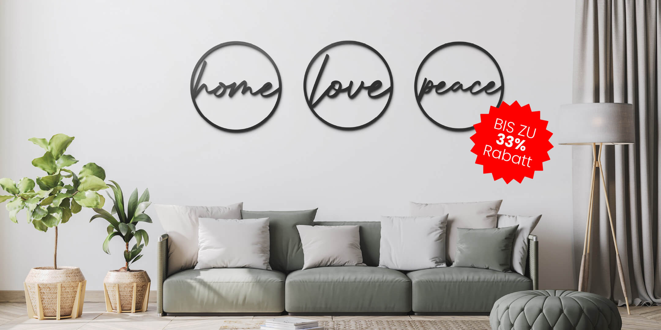 Wanddeko Home Love Peace aus Metall an einer Wand im Wohnzimmer hinter Sofa.