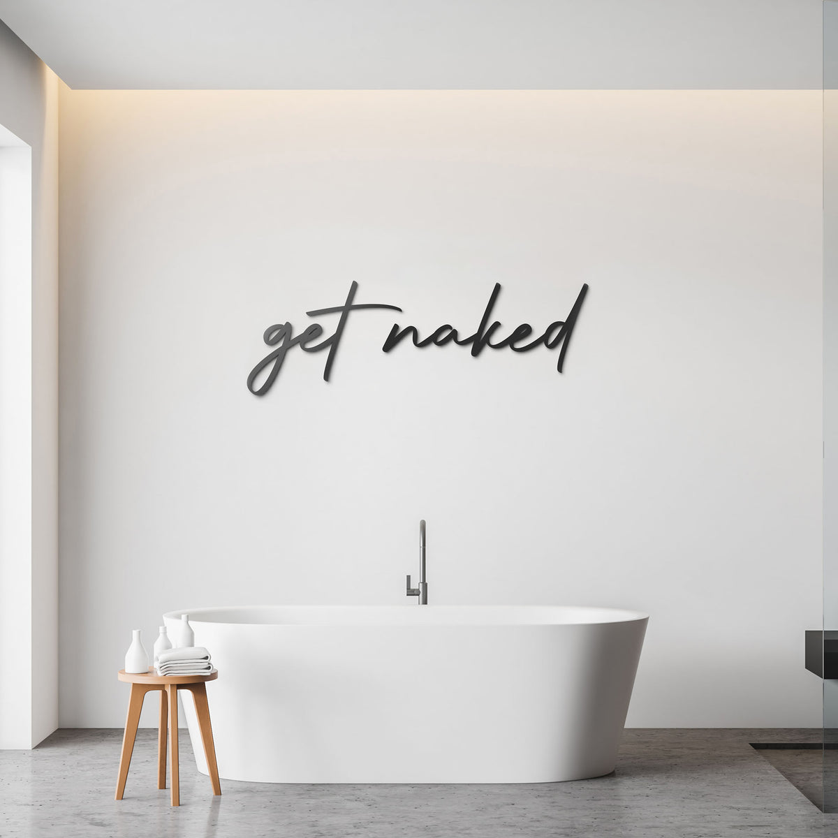 Mesi Get Naked Wanddeko Schwarz in einem minimalistischen Badezimmer ueber der Badewanne