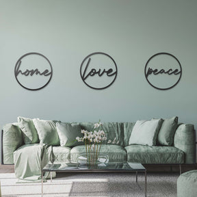 Wanddekoration in einem grünen Wohnzimmer über einem Sofa in schwarz aus Metall mit Pulverbeschichtung